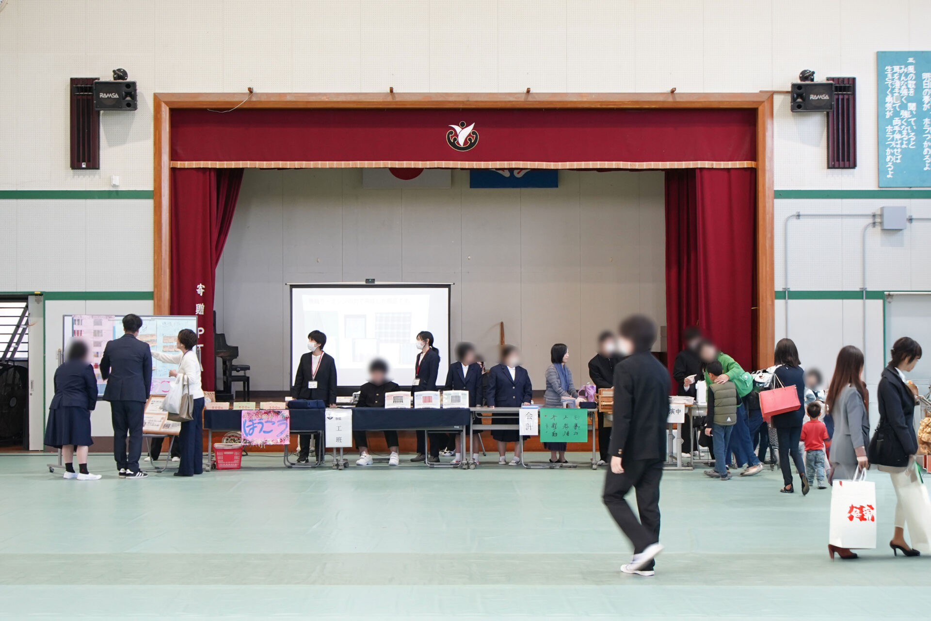 浜松特別支援学校の体育館で行われた販売会の様子